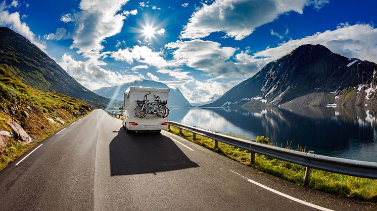 Mobila husbilsägare på trygg resa genom Europa.