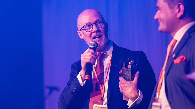 Mats Gerdau, KSO, och Victor Kilén, stadsdirektör Nacka kommun, tar emot priset Sveriges KvalitetsKommun 2021.