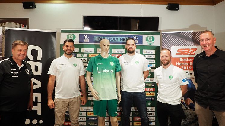 Der SC DHfK Leipzig (mit Vereinspräsident Bernd Merbitz, SC DHfK Handball-Geschäftsführer Karsten Günther, dem Handball-Trainerteam Milos Putera und André Haber) und Craft (mit Deutschland Geschäftsführer André Bachmann (v.l.)). Quelle: SC DHfK