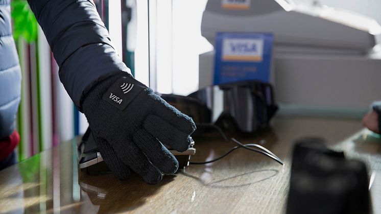 Fans och atleter i Team Visa kommer att uppskatta både bekvämligheten och stilen hos Visas betalningsaktiverade handskar, klistermärken och olympiska minnesnålar
