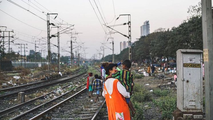 Suzanne Reuter med Clowner utan Gränser i Indien