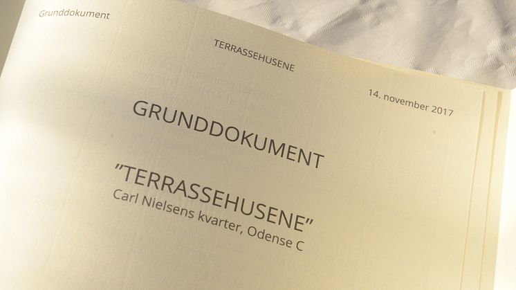 Grunddokument mures ind i byggeriet sammen med  bl.a. dagens avis, en møntsamling og en flinteøkse 