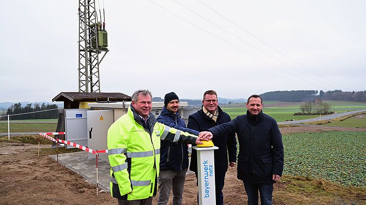 Thomas Spang (Leiter Region Franken), Markus Seidel (Leiter Kundencenter Kulmbach), Holger Grießhammer (Mitglied des Landtags) und Oliver Dietel (Bürgermeister Gefrees) nehmen die 100. digitale Ortsnetzstation des Kundencenter Kulmbach in Betrieb.