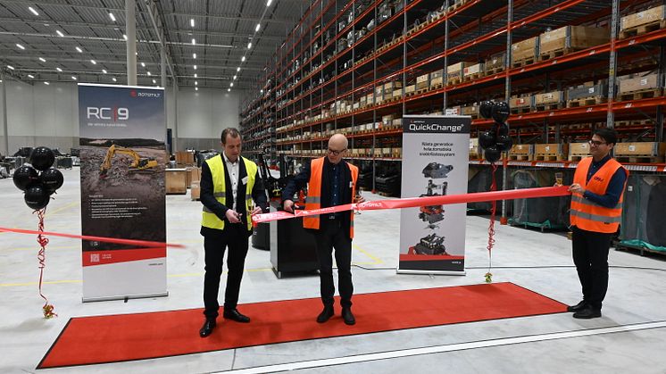 Ian Swinhoe, vd för DSV Sverige och Anders Jonsson, vd på Rototilt Group AB, klipper bandet när Rototilts nya centrallager i Rosersberg invigdes i dag. Bild: Lars-Olof Tandberg