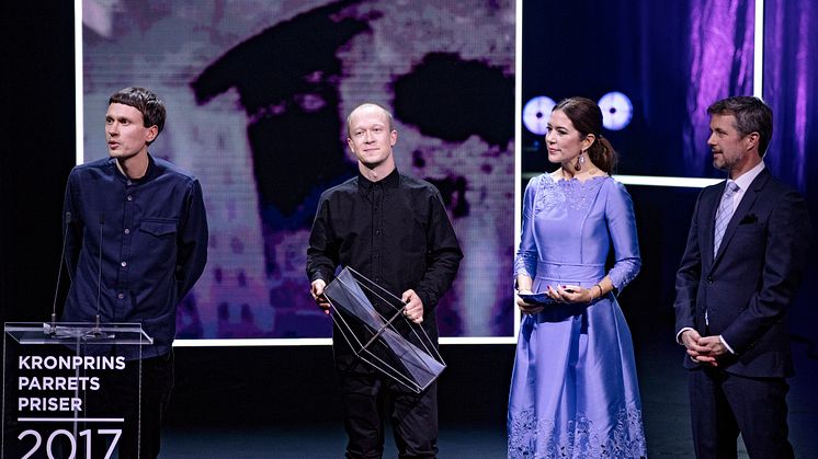Komponist-duoen Den Sorte Skole modtager Kronprinsparrets Kulturpris 2017 for deres visionære arbejde, der udføres med stor fantasi og kreativitet. Den Sorte Skole består af Martin Højland (tv) og Simon Dokkedal (th), som her modtager prisen.