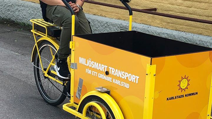 Ungdomar cyklar runt och skänker mellanmål 
