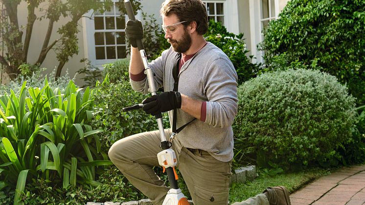 Ett nytt allroundverktyg från STIHL: den batteridrivna kombimotorn kan utrustas med tolv olika STIHL kombiverktyg via en snabbkoppling – perfekt för den med olika trädgårdssysslor.