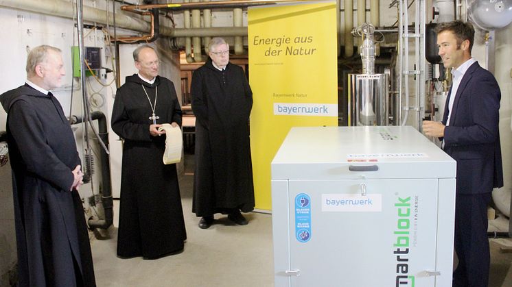 Das neue Blockheizkraftwerk der Bayernwerk Natur für das Kloster Rohr ist nun gesegnet (v.l.n.r.: Pater Markus, Abtpräses Barnabas Bögle, Pater Franz, Bayernwerk Natur Geschäftsführer Franco Gola).