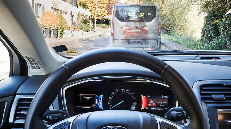 Vége az araszolgatásnak a piros lámpák során át? A Ford egy olyan technológiát próbál ki, amely ‘zöldhullámot biztosít’ az autósoknak