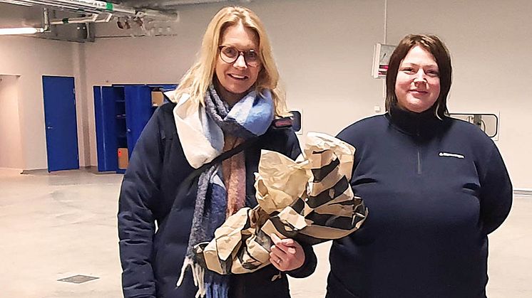 Nina som var först med att besikta sin bil på Bilprovningen Järva Krog firades med tulpaner. Foto: Bilprovningen