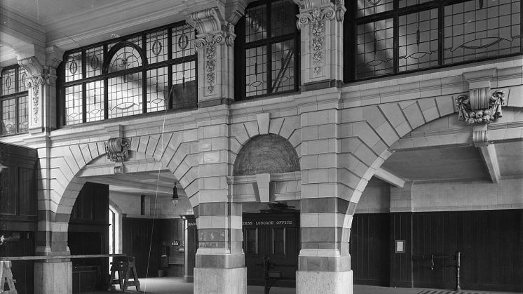 1907 How Victoria station ticket booking hall originally looked (Source Historic England Archive).jpg