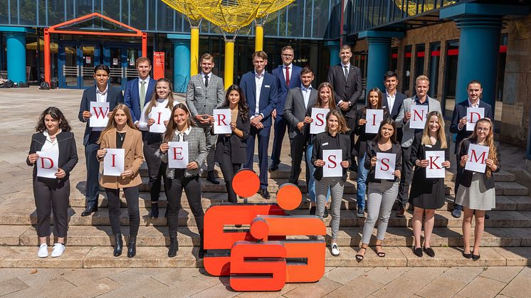 Ein Teil der 100 neuen Azubis bei ihrem Start der Ausbildung bei der Stadtsparkasse München.