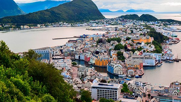 Ålesund er blant byene som nå får nyte godt av det nye 5G-nettet fra Telia.