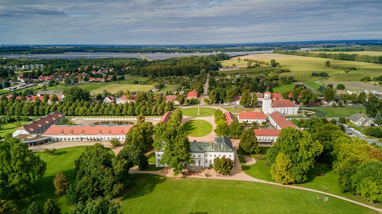Zurückhaltende Eleganz und Weitläufigkeit prägt das Ensemble von Schloss Neuhardenberg. Foto: Fotokraftwerk. 