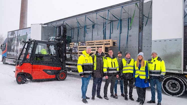 Skandinaviens första leverans av takprodukter i fossilfritt stål. Samarbetspartner i satsningen är Plannja, OBOS, SSAB och Sandahls Logistik. Foto: Richard Lindor 