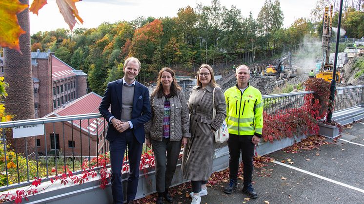 EN MILEPÆL: (F.v.) Administrerende direktør Andreas Berggren Eskelund, eiendomsdirektør Birte Almeland, styreleder Stine Johannessen og utbyggingssjef Stian Garberg gleder seg på studentenes vegne. FOTO: Silje Langvik.