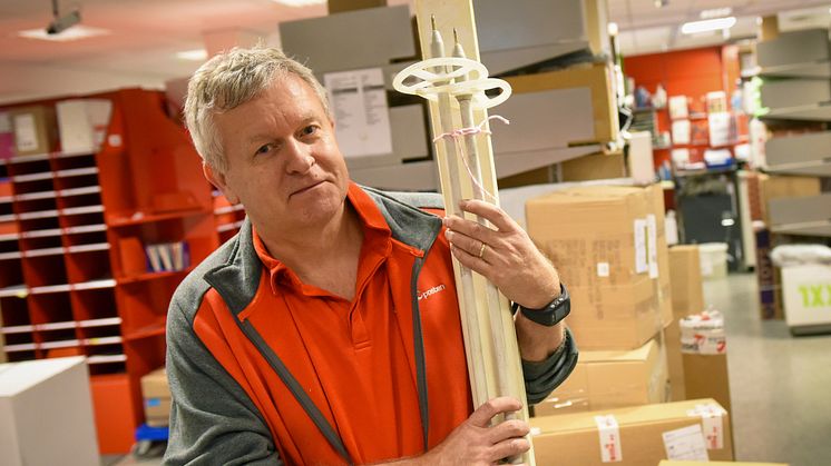 Ski fra Ski. Arne Olav Tromsdal og kollegene på Ski postkontor står  nå midt oppe i førjulstiden og merker godt volumene med   pakker og post som skal fram til jul - blant annet disse skiene. 