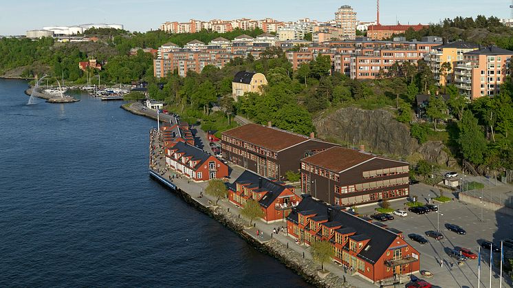 Lokalernas inramning invid kajkanten och med utsikt över havet förstärker den känslan av varumärket som Sail Racing vill lyfta fram.
