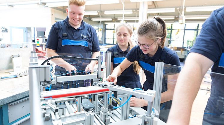 Technische Auszubildende von Westfalen Weser Netz bei Projekt- und Teamarbeit 