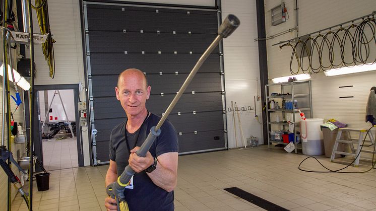 Per Cristian Grinseng ønsker seg flere medarbeidere på laget. Det kan selvsagt være folk med lang fartstid, men vi snakker gjerne med arbeidsvillig ungdom som har lyst til å bli dyktig på bilfoliering, sier Per Christian, her i bilvaskehallen.