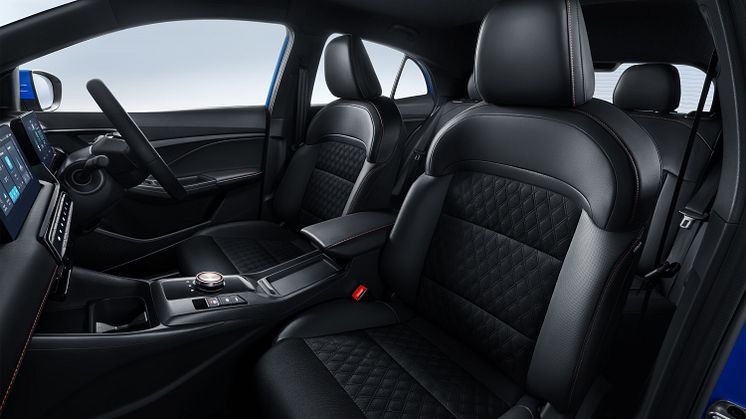 MG3Hybrid-interior-crosscabin