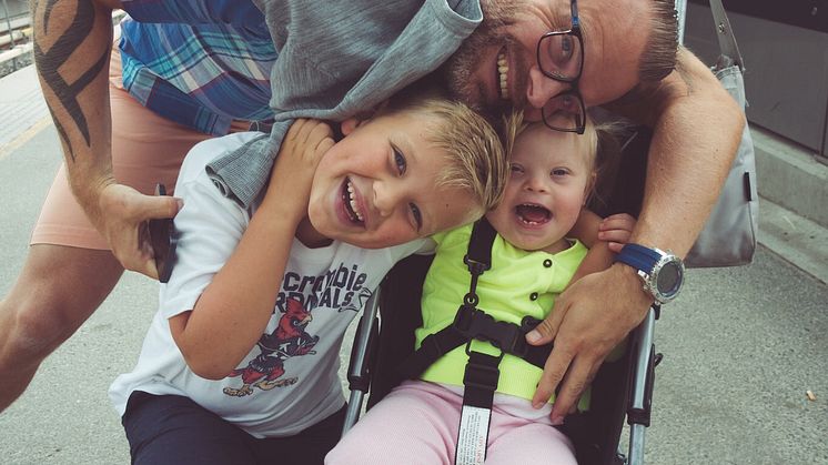 Aleksander Helmersberg med barna Milla og Sander