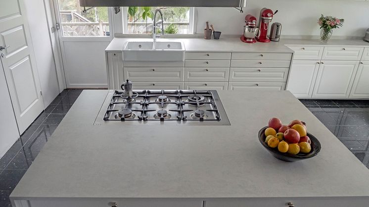 Dekton® Lunar 20 mm bänkskiva samt lågt stänkskydd och stor köksö. Högupplösta bilder https://bit.ly/3xQuNUp -foton Mikael Damkier.