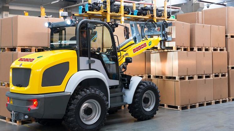 När du väljer Cramo Eco Choice får du också en bättre arbetsmiljö på köpet, då maskinerna har lägre vibrationer, lägre buller och kräver mindre service