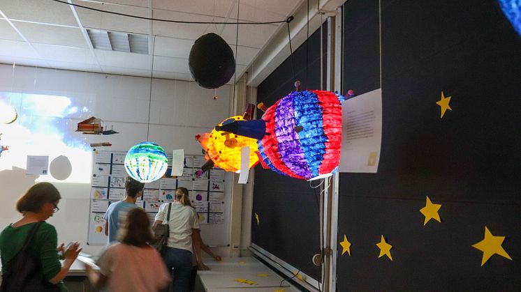 Mit selbst hergestellten Farben arbeiten, Tierkostüme aus recycelten Materialien herstellen, neue Planeten entwerfen, Theater