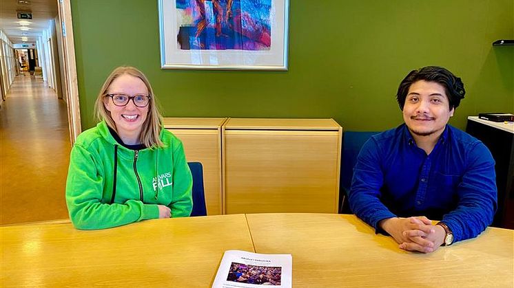 Ingrid Rabbe Larsen, prosjektleder AnsvarsFull, og Tobias Hjertmann, leder i DebutUKA, presenterer AnsvarsFulls rapport for DebutUKA 2019. Foto: Stine Lillebrygfjeld, Samskipnaden