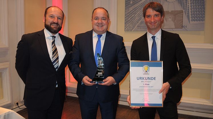 Ralf Merkelbach (centre), BPW’s senior key account manager for large fleets in Europe, received the award from Trucker/VerkehrsRundschau representatives.