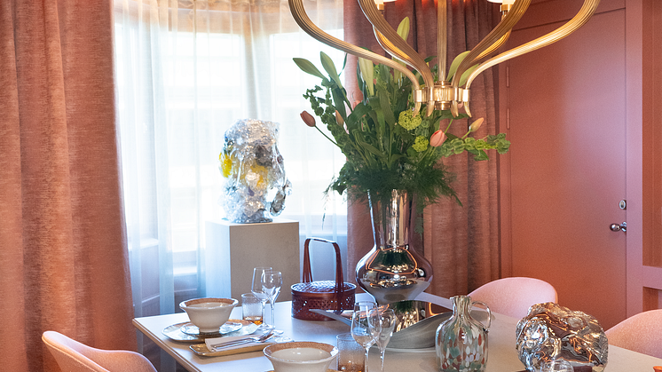 TheRoyalSuite_dining room.png