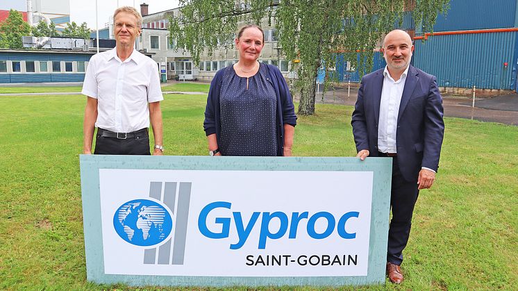 Göran Eander, Liselotte Grahn Elg och André Limon utanför Gyprocs fabrik i Bålsta