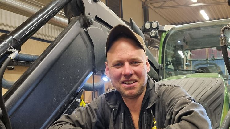 Att ta hand om gårdens maskiner är en viktig del av traktormekaniker Stefan Hildingssons vardag, som till exempel att byta filter på traktorn. I Olsson Parts mekartips ger han värdefulla tips för både proffs och entusiaster. 