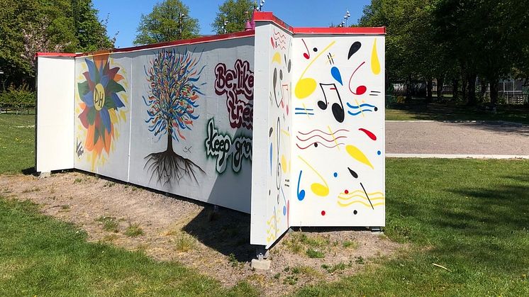 Blomma, träd och noter - Drottninghögs konstplank har fått nytt motiv