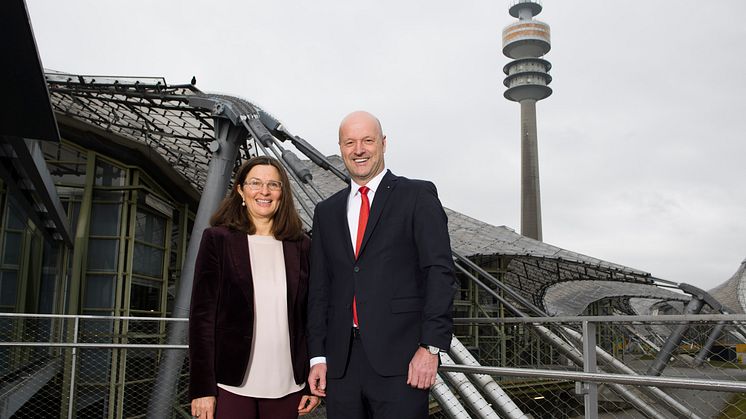 Ralf Fleischer (rechts im Bild), Vorstandsvorsitzender der Stadtsparkasse München, unterzeichnete den Vertrag für das Sponsoring des Münchner Olympiaparks zusammen mit Marion Schöne, Geschäftsführerin der Olympiapark München GmbH (links im Bild).
