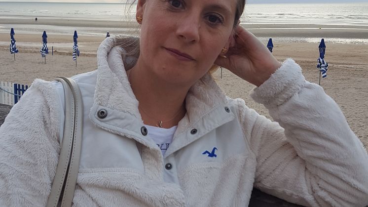 Osteopathin Florence Bitto aus Esslingen freut sich, dass es ihrer Patientin wieder besser geht. 