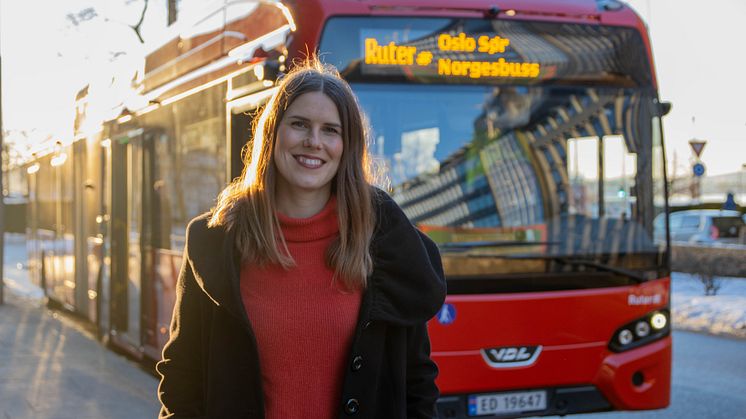 Samferdselsbyråd Sirin Stav (MDG) gleder seg over at all kollektivtransport snart er utslippsfri i Oslo. (Bildet er oppstart av Oslo Sør-kontrakten i januar 2022) 