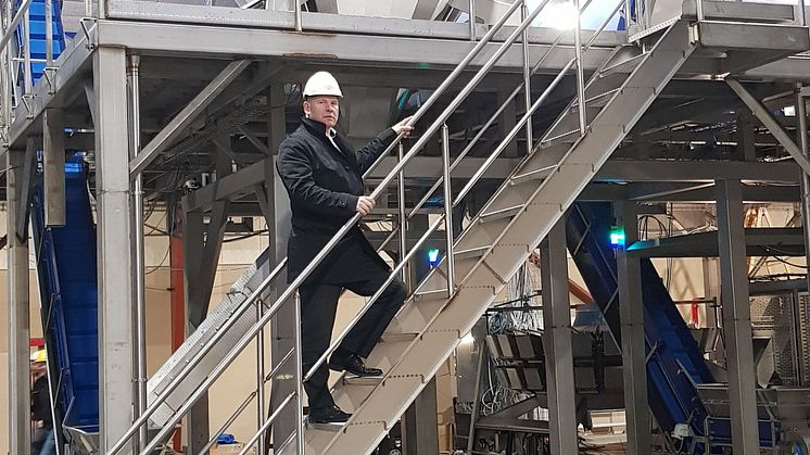 Foto1: Carsten Knudsen fra Rittal er her på vej op ad trappen for at besigtige en af de store kombinationsvægte, som indgår i vejeanlægget.