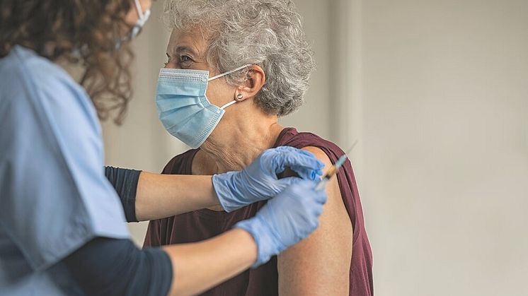 Die Herzstiftung rät Herz-Kreislauf-Patienten dringlich zur Covid-19-Impfung oder Auffrischimpfung und klärt darüber auf, für wen die dritte Impfung sinnvoll ist (Foto: AdobeStock).