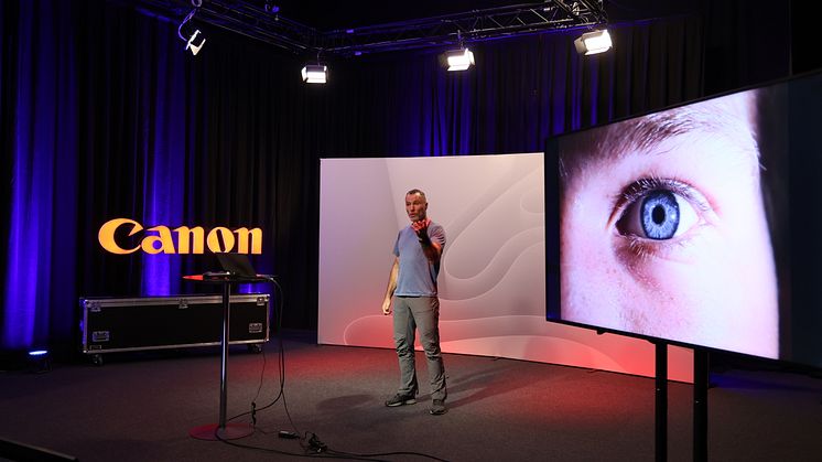 Johnny Haglund går igjennom bildene fotografert av elevene