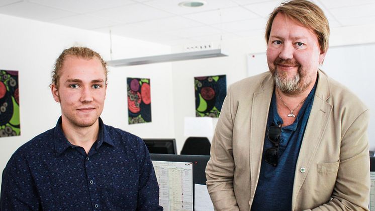 Kemikaliekonsulten Simon Larsson (t.v.) är det senaste tillskottet på Explizit Environments Skellefteåkontor. Enligt vd Pär Dunder (t.h.) kommer nyrekryteringar att krävas på samtliga kontor i Sverige för att möta efterfrågan.