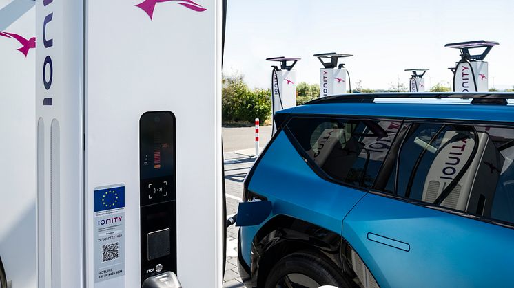 Plug&Charge lanceres med Kia EV9, inden det rulles ud til resten af Kias elektriske modeller
