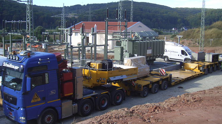 Neues Umspannwerk in Gambach erhält Herzstück – zwei Trafos mit je knapp 60 Tonnen Gewicht angeliefert