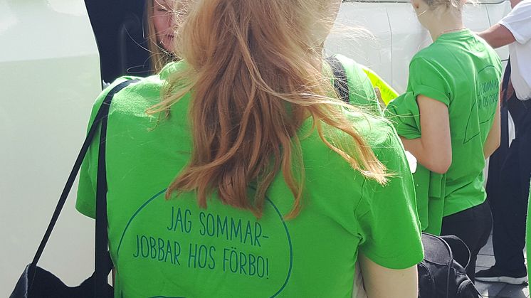 Sommarjobbarna på väg i buss