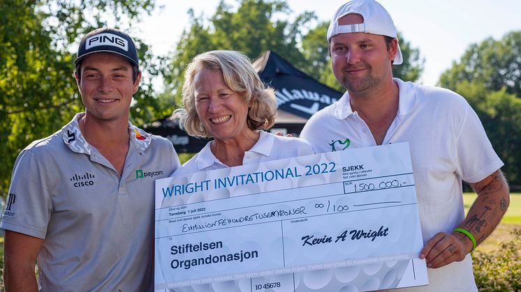 Golfproff Viktor Hovland, daglig leder i Stiftelsen Organdonasjon Hege Lundin Kuhle og golfproff Kevin Wright. 