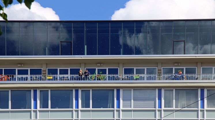 Blick vom Augustusplatz auf die Terrasse der Felix Kantine im Lebendigen Haus