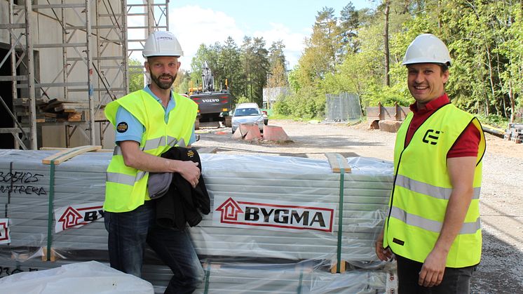 Till vänster Bygmas Daniel Björkén, tillsammans med platschef Jan Elfström vid ett Miljöbyggnadsprojekt i Haninge. Ett projekt där Bygma kunde bistå med material och dokumentation tack vare certifieringen i just Miljöbyggnad.