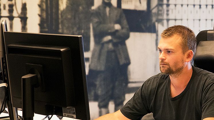 Jonathan Olsson, ny produktionschef på B Andersson & Co åkeri. I bakgrunden Bernard Andersson som startade åkeriet 1914.