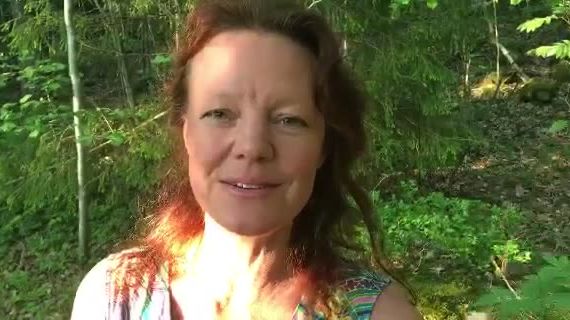 Elin Teilus bjuder in till jojkens värld välkomen till sommarens livsstils festival "Raw Life Festival" på Mundekulla